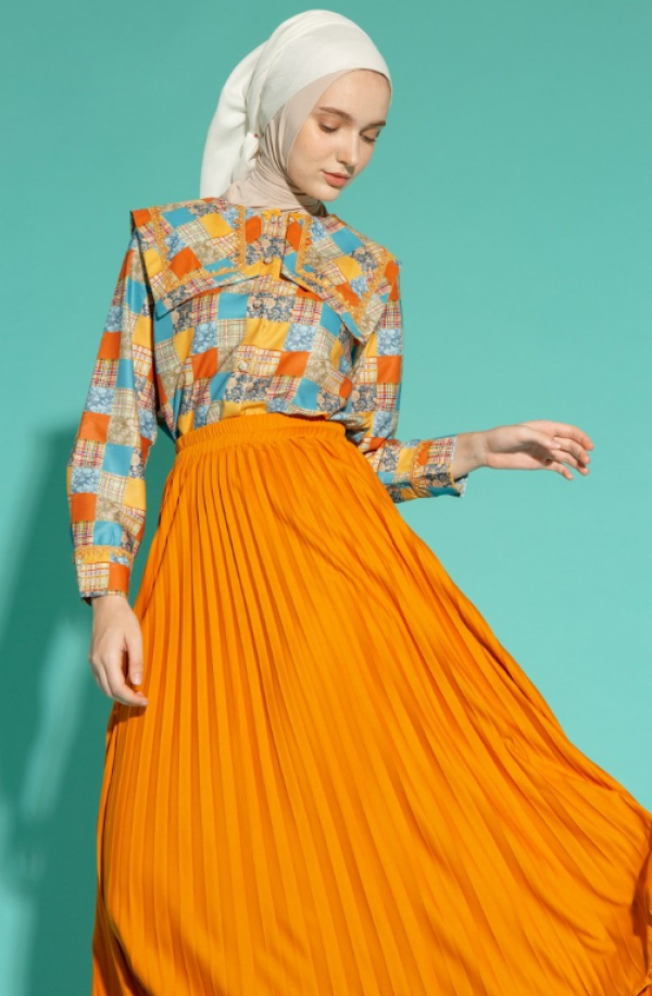 Rok plisket dengan warna bold dan panjang midi